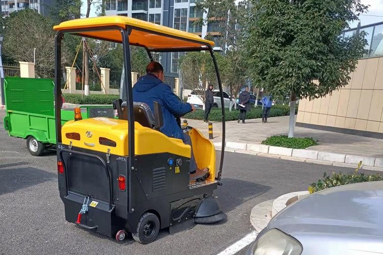 駕駛式掃地車和三輪六桶垃圾桶轉(zhuǎn)運(yùn)車在城市街道物業(yè)小區(qū)的應(yīng)用