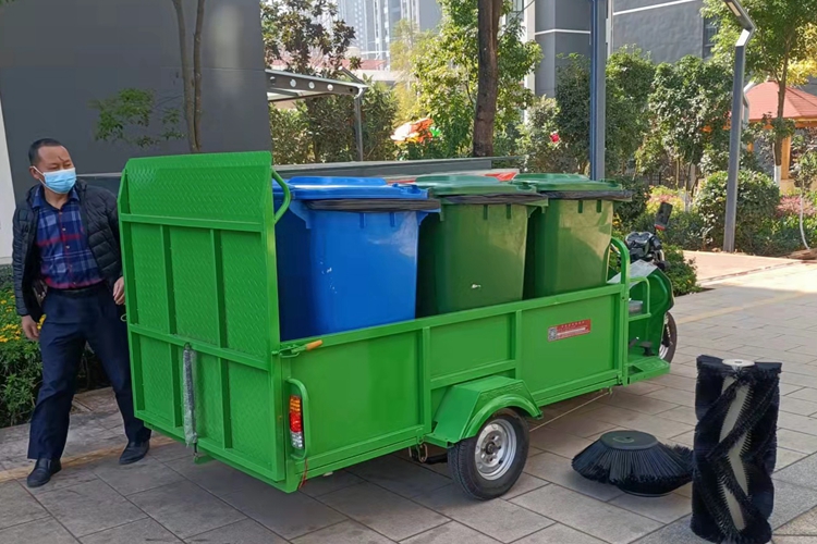 駕駛式掃地車和三輪六桶垃圾桶轉(zhuǎn)運(yùn)車在城市街道物業(yè)小區(qū)的應(yīng)用