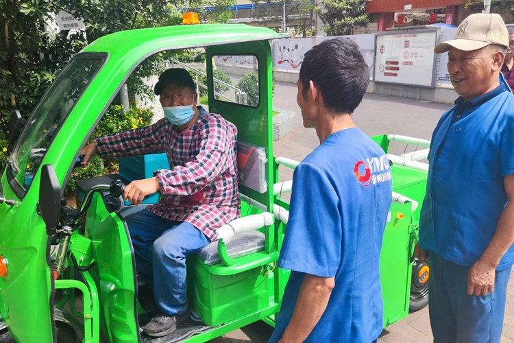 如何選擇鋰電池電動(dòng)駕駛式洗地機(jī)，三輪四桶保潔車？