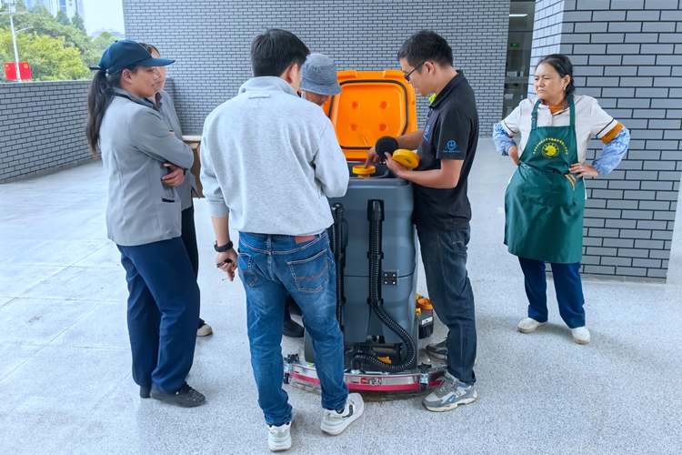 云南昆明絮實（寶來潔）手推式洗地機,駕駛式洗地機清潔設備西南林業(yè)大學交機