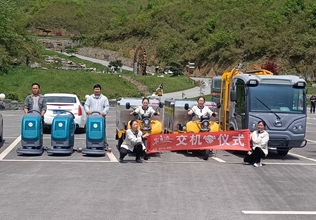 三輪高壓沖洗車(chē),手提式洗地機(jī),垃圾桶掛桶車(chē)四川瀘州交機(jī)案例