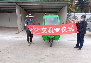 海埂訓(xùn)練基地交付6桶垃圾桶駁運(yùn)車清運(yùn)車轉(zhuǎn)運(yùn)車-云南寶來潔清潔設(shè)備